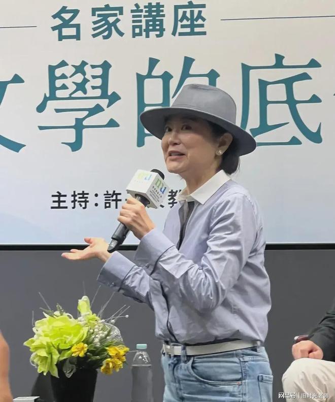 林青霞现身刘震云讲座，刘震云的表情没藏住啊