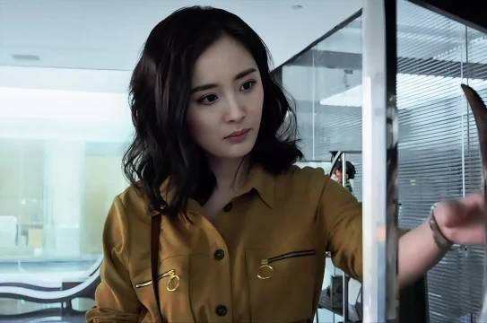 杨幂：这个号角怎么就吹不响呢？幸亏她没有对着口吹啊