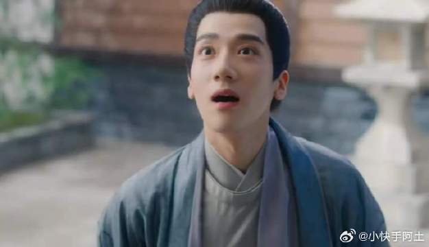 颜南星变成男人，穿着江心白衣服混翰林院，神不知鬼不觉