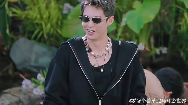 皮孩子丁程鑫上线！拿石头就扔进水里，把棣棣吓一跳
