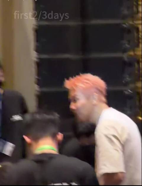 陶喆上海签唱会下台为轮椅歌迷签名握手