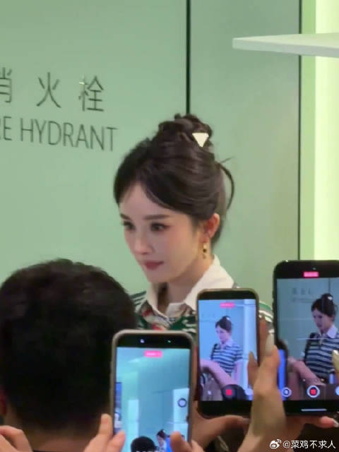 杨幂普拉达活动绿衫造型状态惊艳
