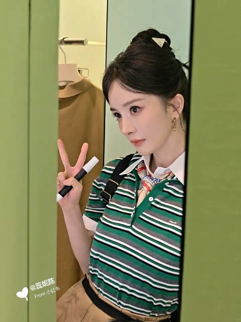 签完名比个yeah，这个角度有点萌