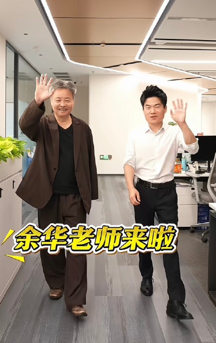董宇辉与作家余华的跨界对话主要讨论了什么话题？