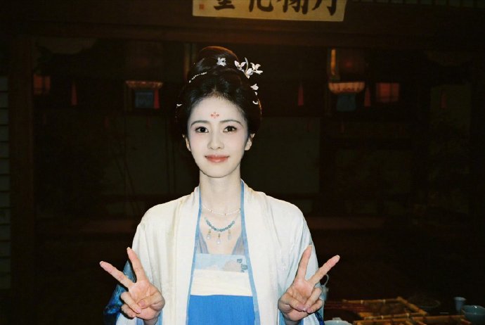 与同期播出的陈都灵新剧相比，白鹿在《莫离》中的演技评价有何不同？