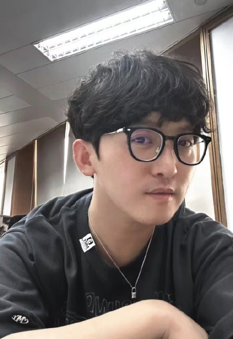 姚译添导演在近期为何注销个人社交账号并面临舆论争议？