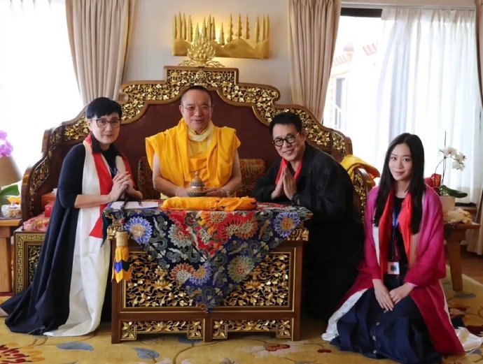 李连杰的妻子利智这次为什么罕见露面尼泊尔？