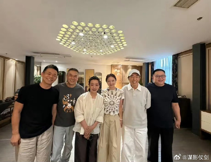 张艺谋庆功宴尽显松弛感，妻子陈婷C位风采引热议