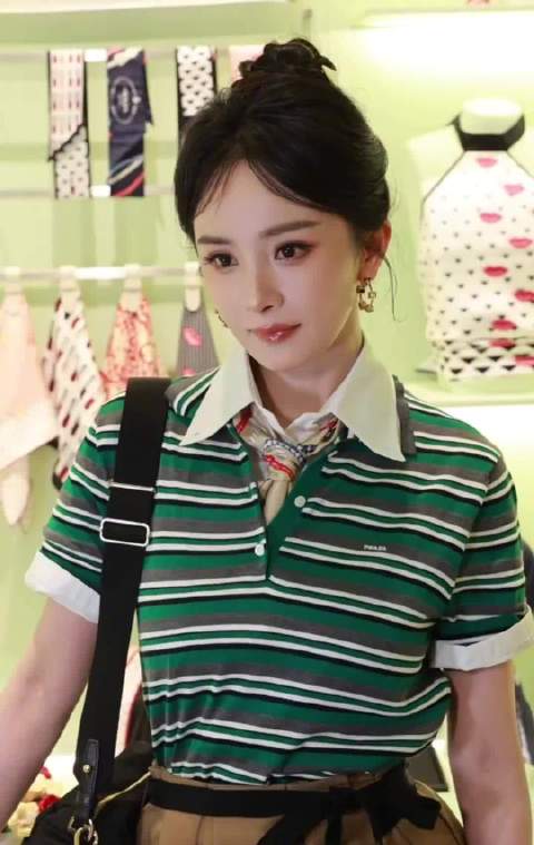 这个绿色条纹的衣服被杨幂穿的好时尚好美高学姐！