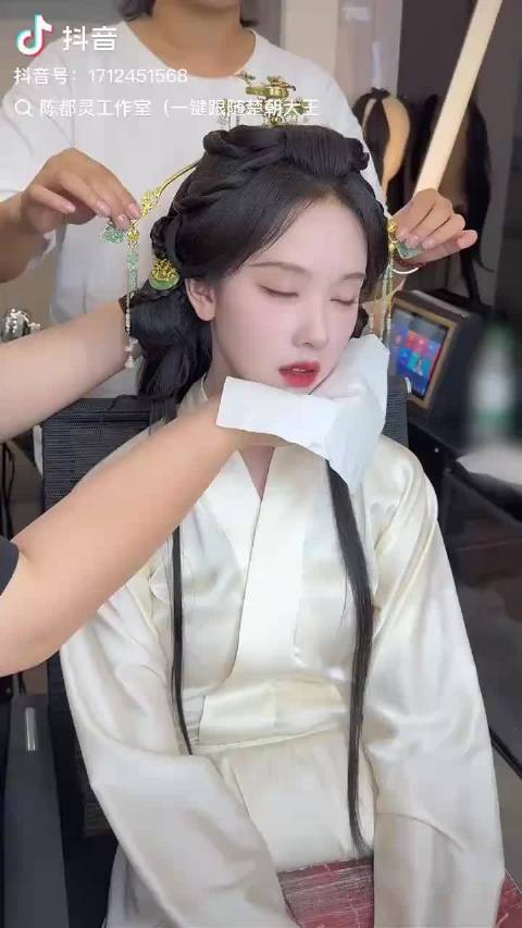 化妆师回应陈都灵睡觉争议：本是一次治愈互动
