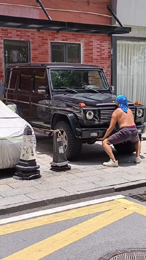 黄永钰徒手硬拉奔驰大G复刻忽必烈霸气