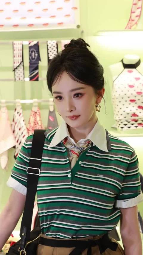 杨幂出席普拉达活动，绿色条纹衬衫造型亮相