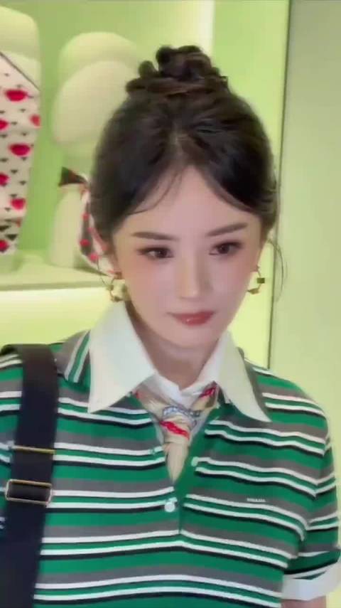 杨幂绿白条纹Polo衫配棕色短裙亮相，高颅顶丸子头吸睛