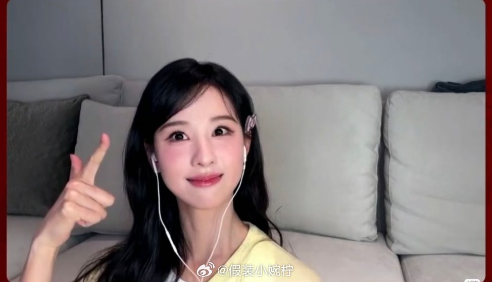 陈都灵直播穿浅杏色衬衫配棕红皮裙