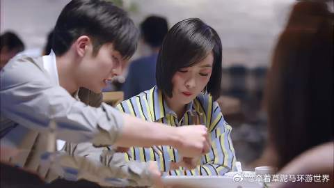 元宋满眼都是贺繁星，又是剥桔子又是夹菜，太宠了