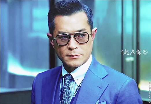 表面上是个女记者，背后却是个顶级黑客，所有人都在找她