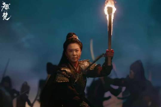 楚朝大王父母双亡，母亲并肩作战父亲拼死助威