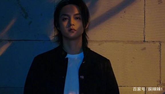 尹正参加活动打翻路人手机,网友翻出杨幂旧事,网友直呼过于严格