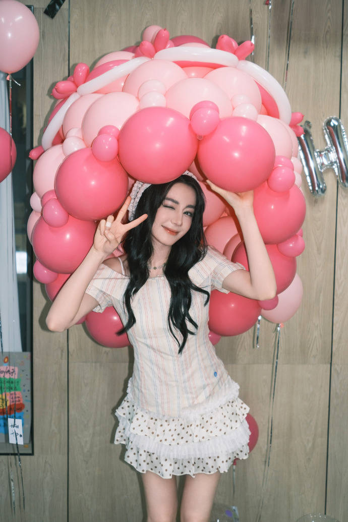 迪丽热巴生日狂欢背后的隐情:从‘砖头蛋糕’到全球顶流，她如何逆袭? - 360娱乐