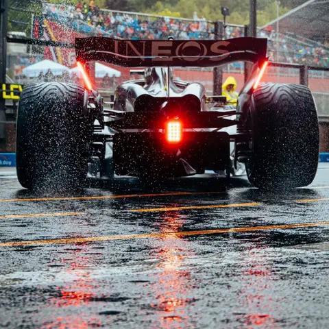 F1赛车尾部的红灯是什么？居然还能发绿光？