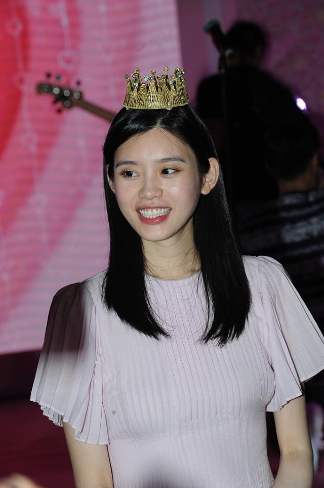 奚梦瑶获何猷君求婚戴皇冠 蒙眼被陈学冬牵手入场