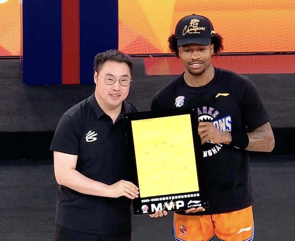 比肩姚明!古德温当选FMVP:成上海队史第2人 外援历史第9人_新闻