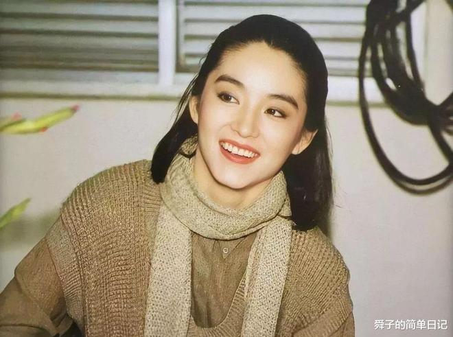 67岁林青霞依旧美丽，直面衰老，优雅的老去才是最体面的人生