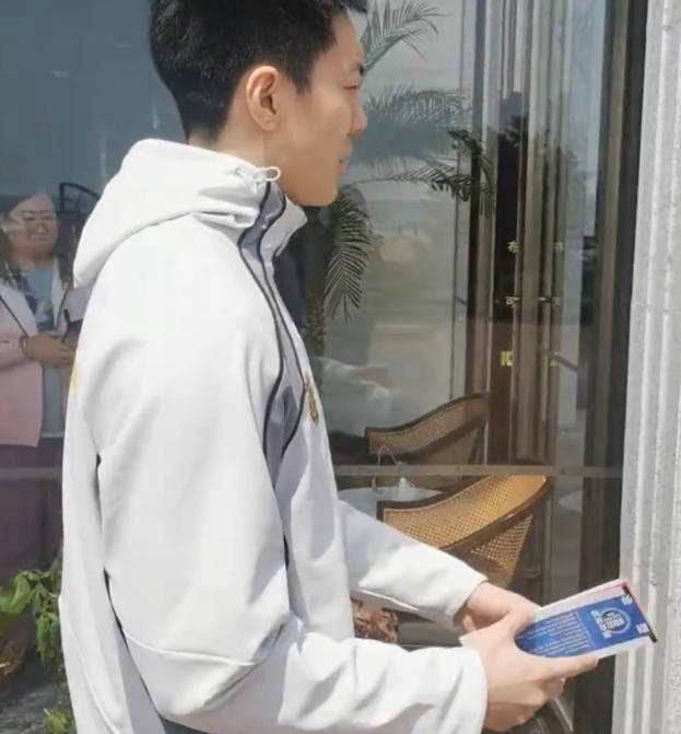 广东三大消息！胡明轩亲自送门票，刘维伟调侃小胡，小崔自曝打四号位