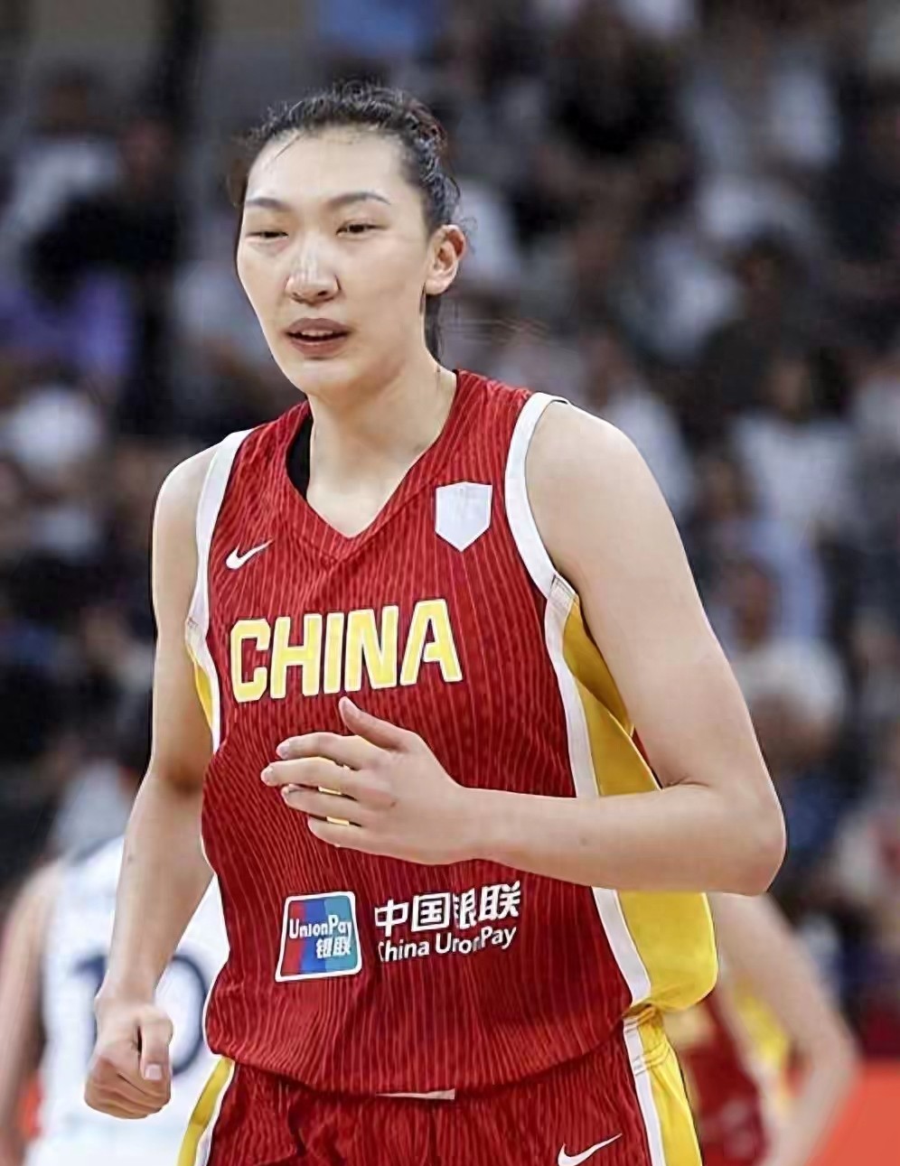 女篮三将同框！韩旭、李梦、宫鲁鸣共商大计