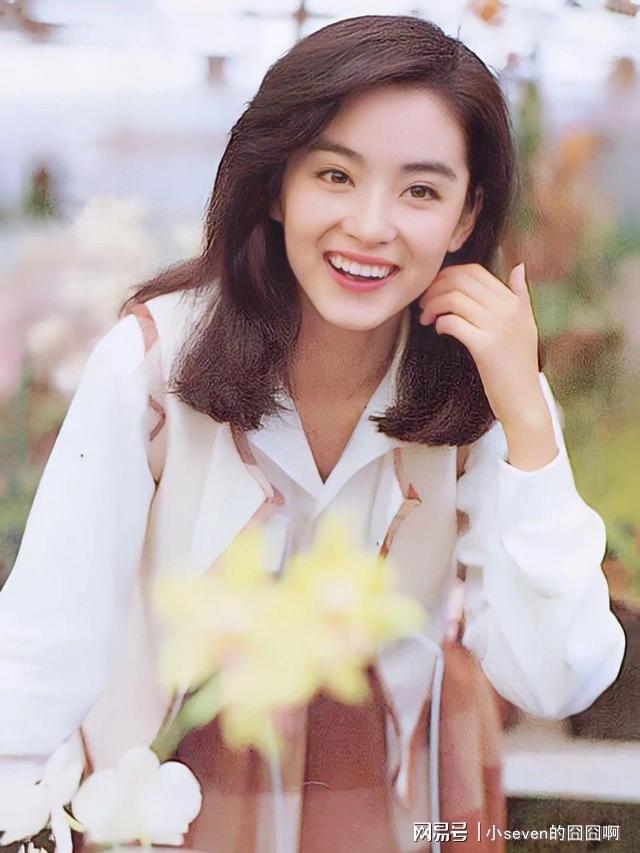 70岁林青霞近照曝光，脸上皱纹明显笑容慈祥，优雅老去才是最美的