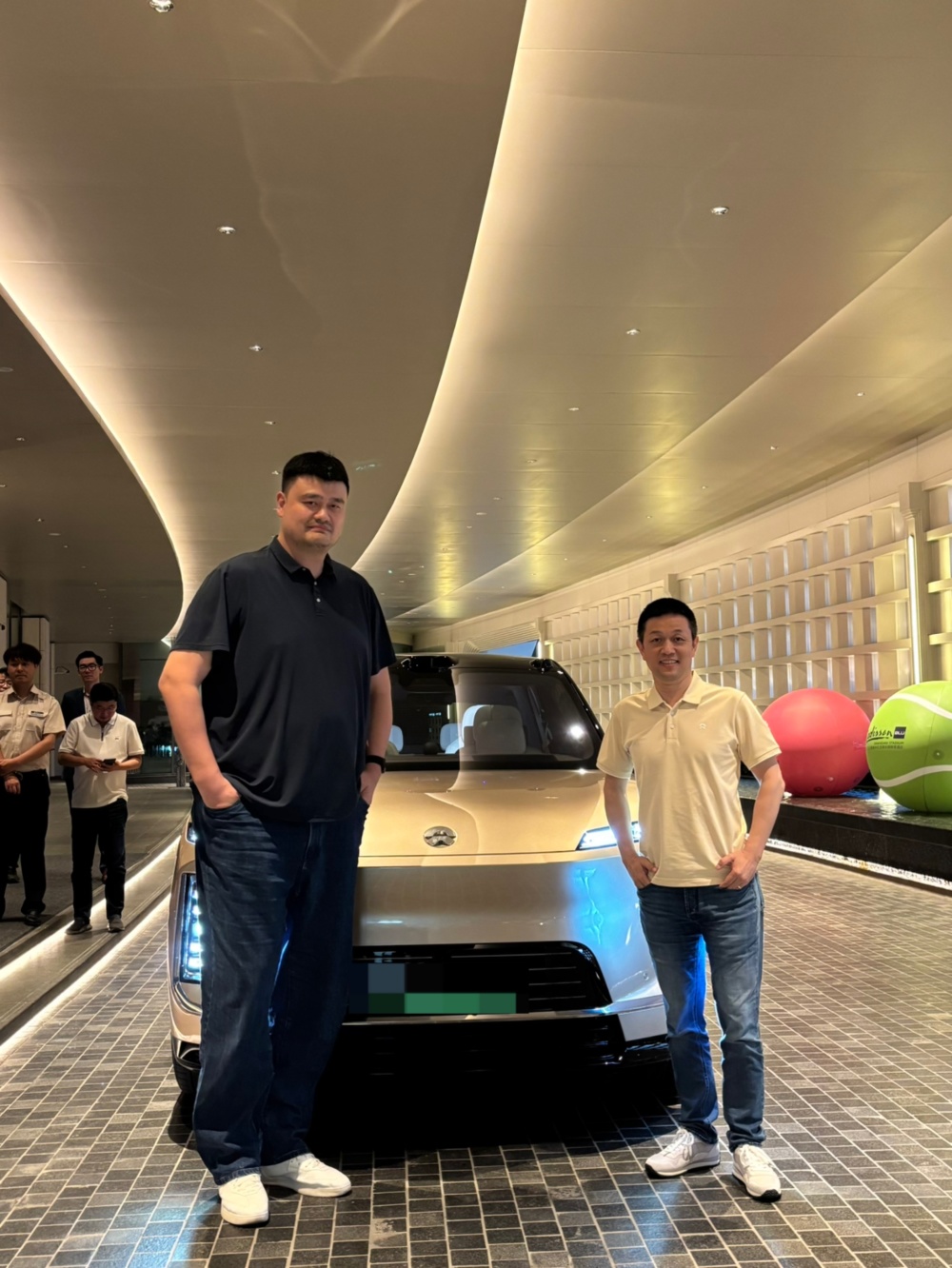 拒绝1个多亿代言的姚明,为何陪李斌看球?答案令人意外