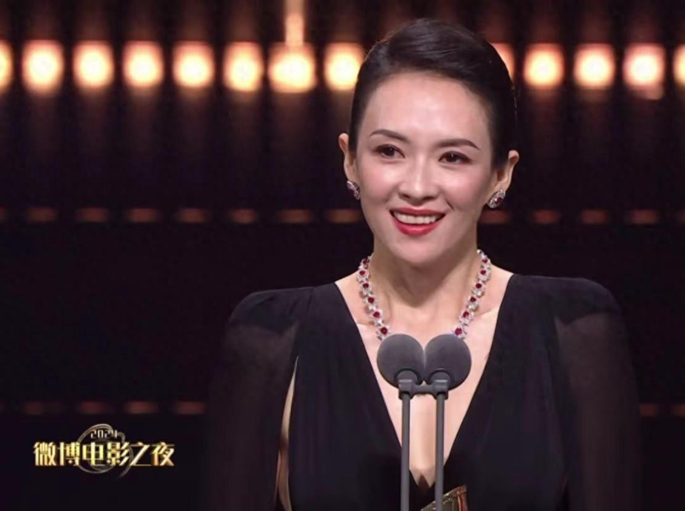 章子怡哽咽感谢恩师，张艺谋鞠躬回应_新闻