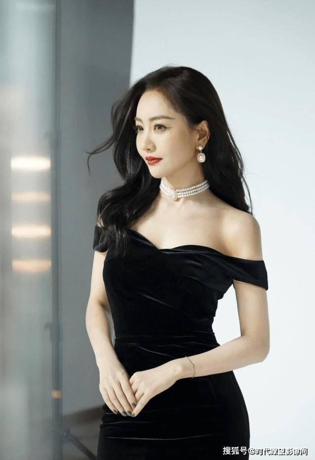 杨蓉三年零新作?于正曝真相:她推掉所有剧本，44 岁活成 “反内卷教科书”_角色_话剧_流量