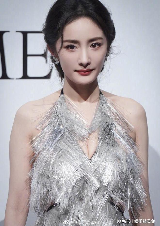 杨幂红毯压轴出场，一身流苏礼服高贵优雅，状态又美又飒