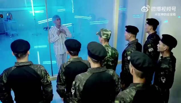 兵王为了不让毒气泄漏，竟一口气全吸进了肚子里，最后他感染了