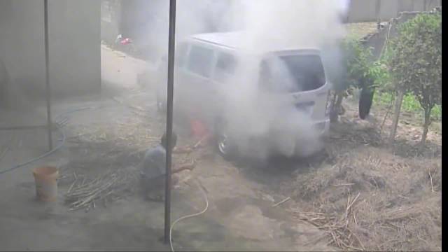 五菱宏光行驶中自燃，全程被拍