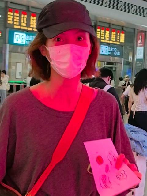阿迪达斯品牌代言人金晨 只希望你开心