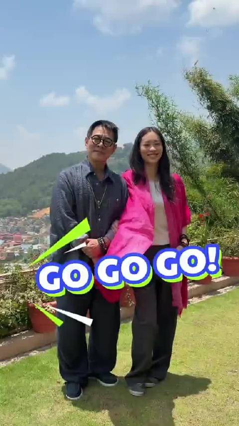 李连杰与女儿在尼泊尔学佛，这衬衫不错