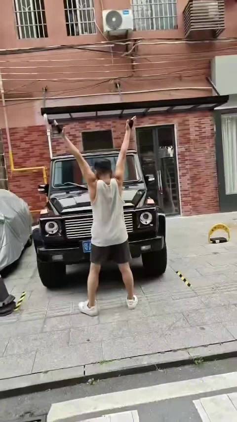 黄永钰广州街头徒手硬拉2吨奔驰大G
