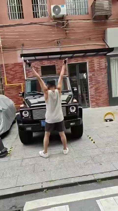 黄永钰广州街头徒手硬拉奔驰大G，车轮离地实拍