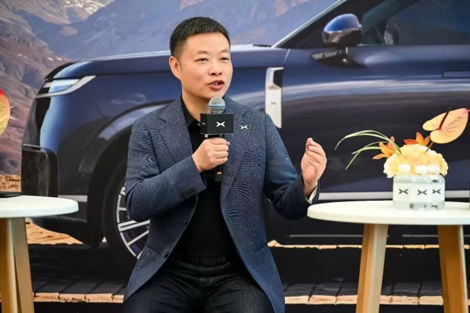 小鹏GX上市,在夹层中突围