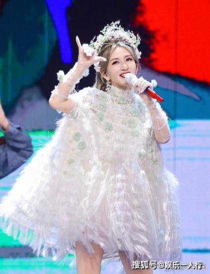 何炅、李维嘉、林志颖、杨迪齐聚谢娜成都演唱会，谢娜哽咽回应以为在放VCR