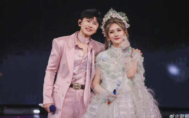 谢娜官宣演唱会全国巡演，我们该嘲笑她吗？