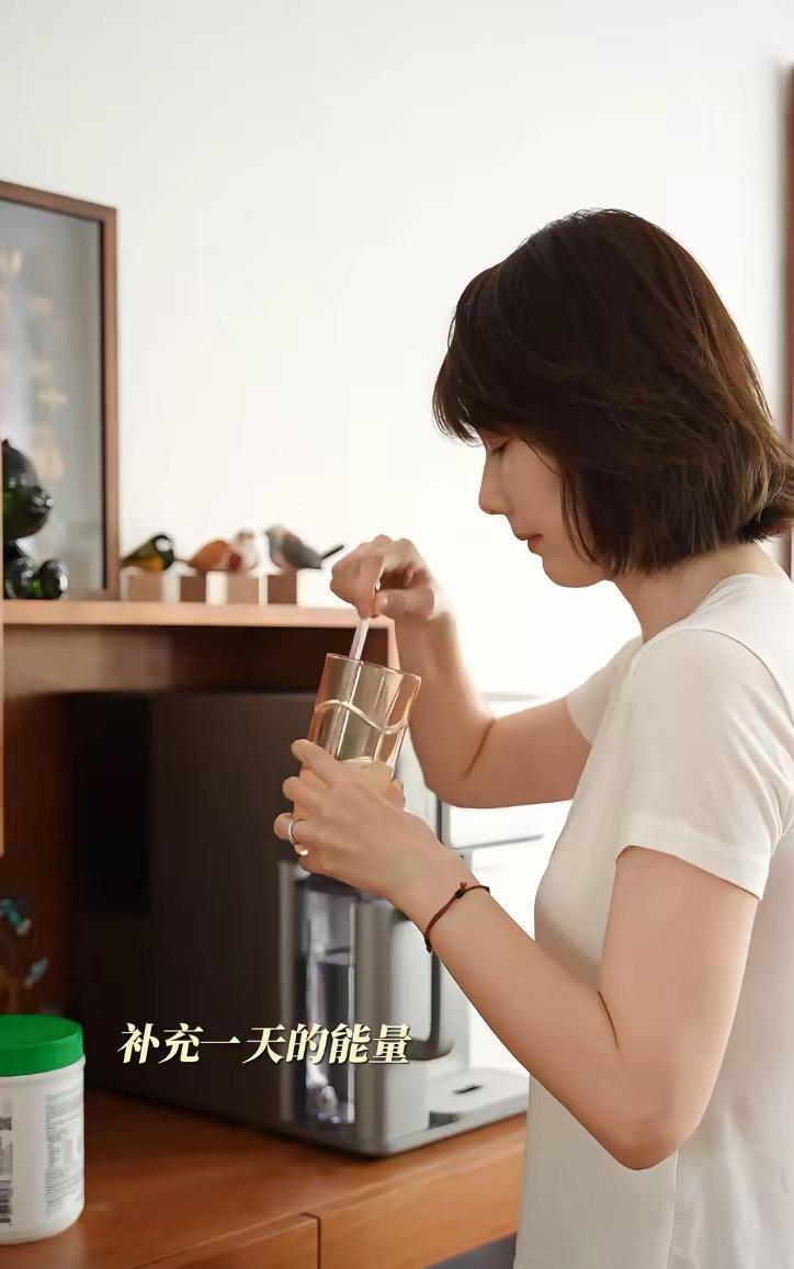 央视女神王冠婚后生活大揭秘,42岁王冠晒豪宅,老公背影曝光