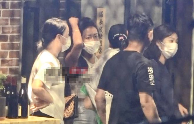那英深夜与好友聚会,抱着灯柱热聊显随性,一旁吉克隽逸街边跳舞