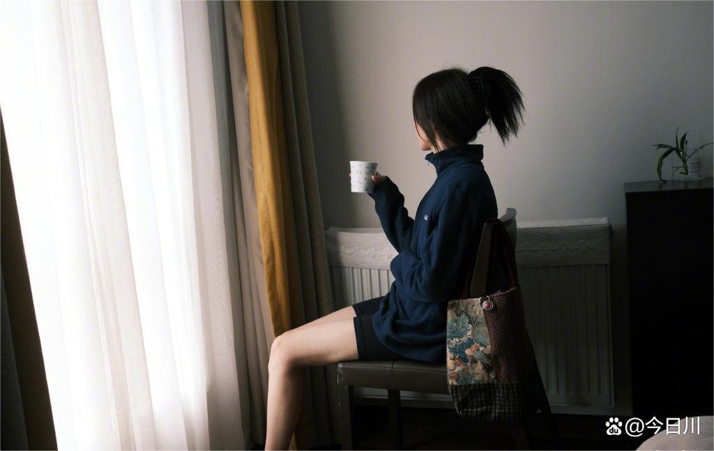 胡冰卿晒美照,蓝色运动装搭配黑色短裤,展现清新自然的风格