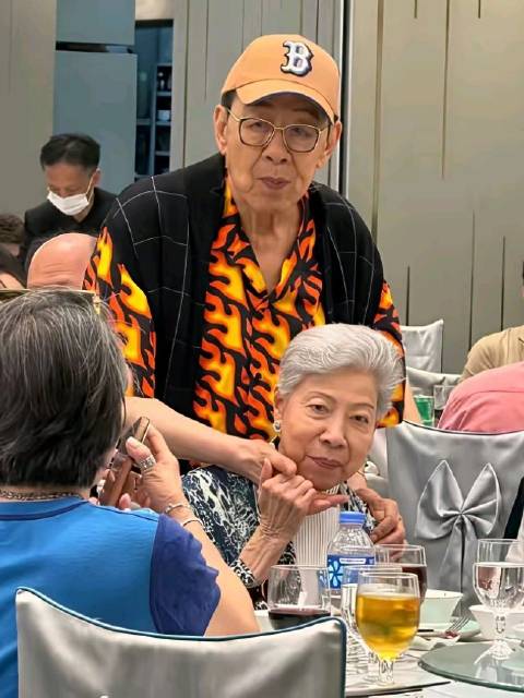 91岁罗兰腿脚不便仍助阵胡枫演唱会，跨越半世纪友谊感人