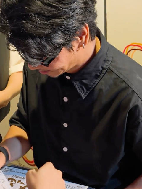 张晋出席电影《火遮眼》香港首映礼，这是假发吗？看着也不像