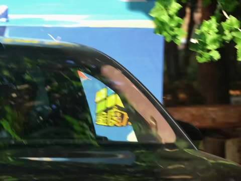 汪顺试驾新车，车窗框住优越侧脸，随便一拍氛围感满满，妥妥偶像剧男主既视感