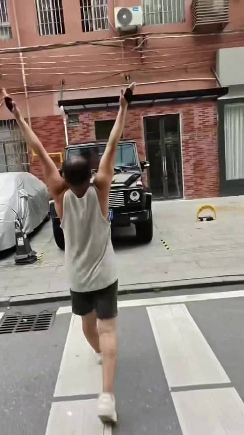 黄永钰徒手硬拉奔驰大G离地，展现中国力量